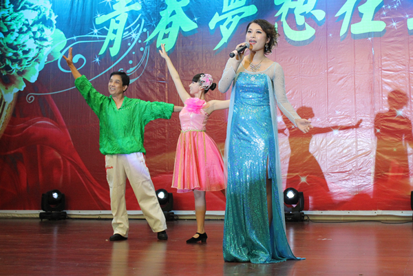 青春梦想在五建绽放 公司喜迎2014届新员工系列报道之新员工文艺汇演 7月20日下午,一台主题为青春梦想在五建绽放的新员工文艺汇演在五建大厦14楼精彩上演。集团公司党委副书记、纪委书记、工会主席曾庆生,集团公司党群工作部副部长余耀森,公司董事长刘汉桥等在家领导、各分公司主管领导以及全体新员工共400余人观看了演出。 刘汉桥董事长在新员工入职致词中代表公司和全体员工对新员工的到来表示热烈的欢迎,指出新员工的到来为公司注入了新的血液,增添了新生力量,给企业的腾飞发展带来了新的希望。公司也将为新员工提供了