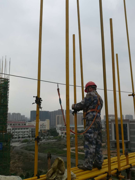 屋面作业人员,安全带应系挂在60cm处的生命线对吗